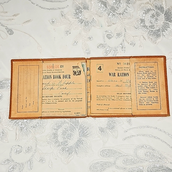 Vintage WWII ration books with ration coupons - Picture 6 of 11